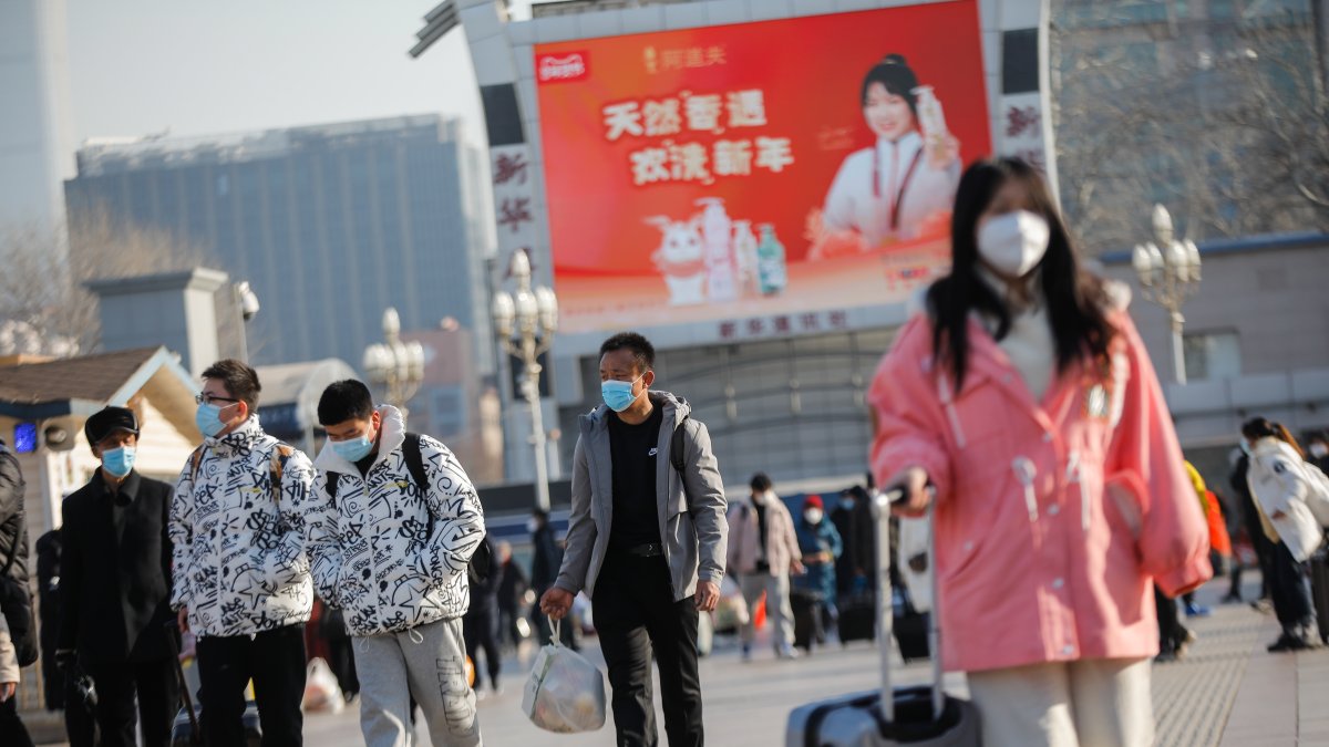 Pasajeros con mascarilla en Pekín acuden a un aeropuerto para emprender un viaje . EFE