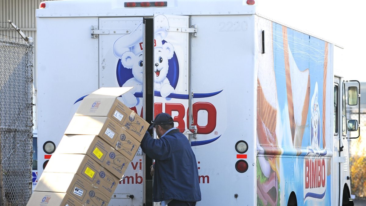 Trabajo.- Un colaborador de la empresa Bimbo transporta los productos.