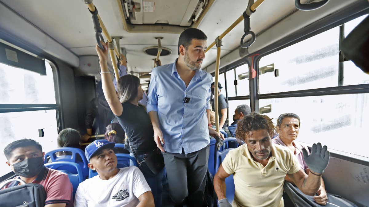 Cuestionario. El candidato a la alcaldía de Guayaquil, Aquiles Álvarez, respondió las preguntas de EXPRESO abordo de un bus de la Metrovía.