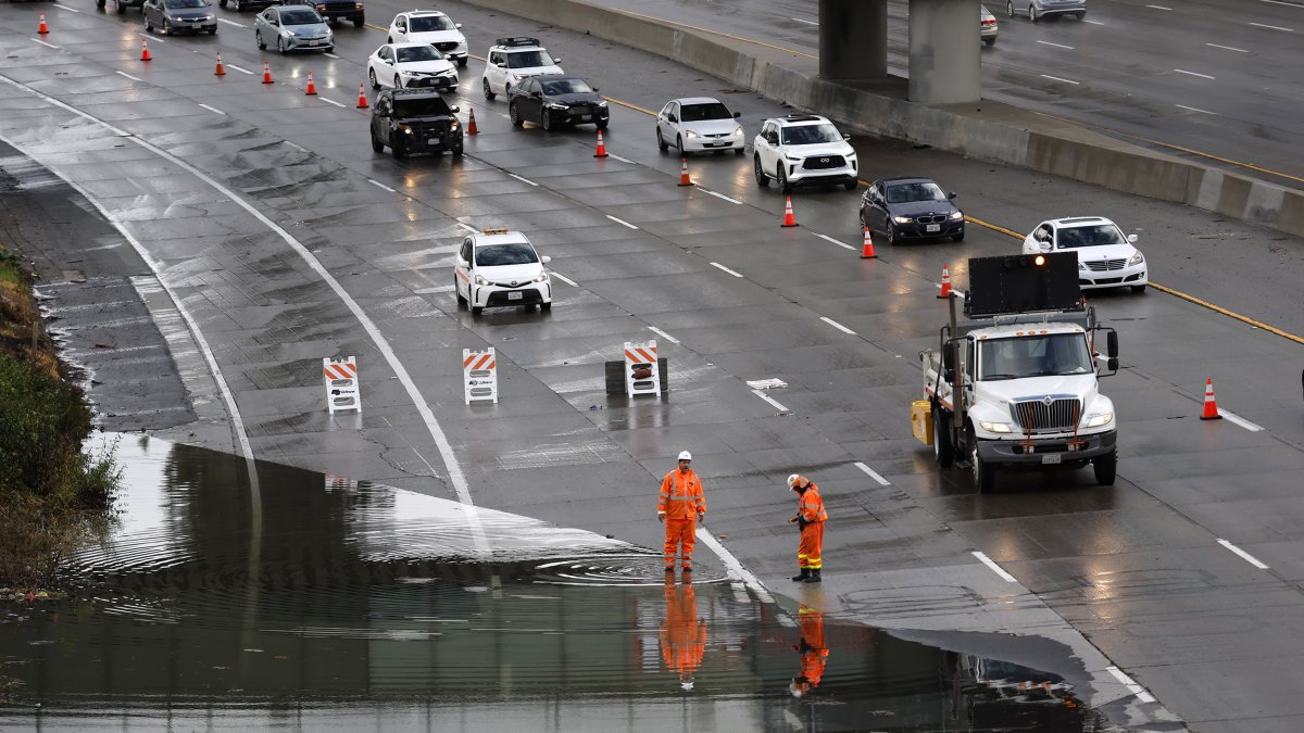 Vista de una carretera inundada por las tormentas en San José, California (EE.UU.), este 10 de enero de 2023./Josie Lepe.