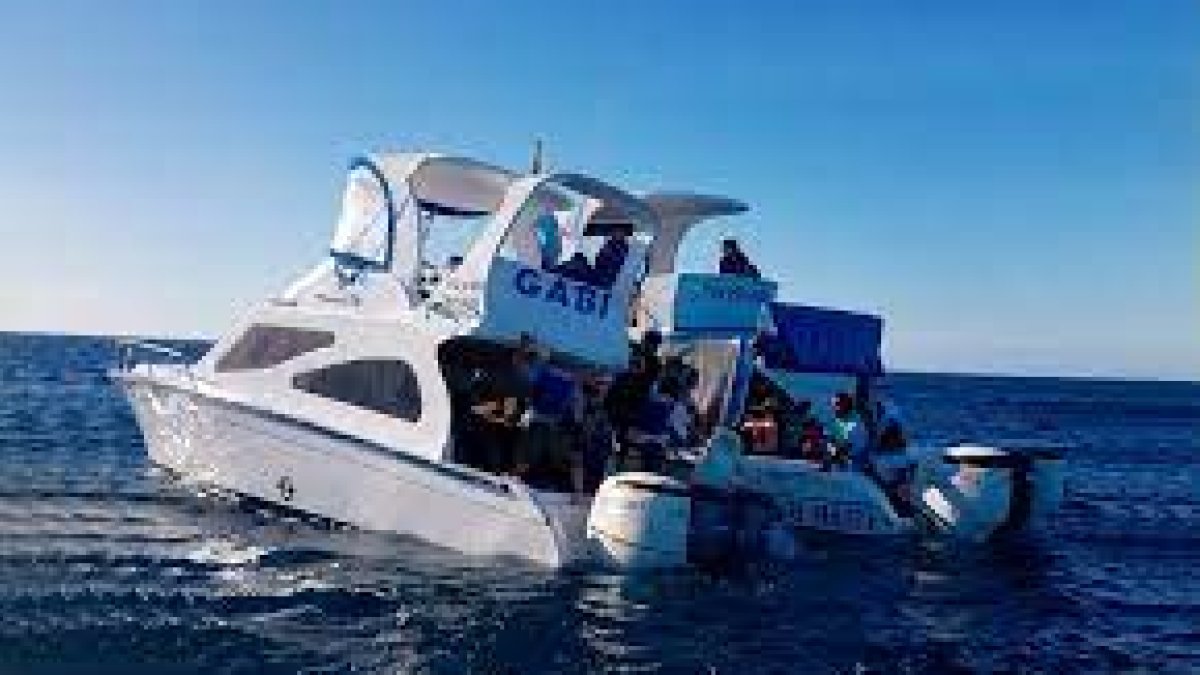 Imagen referencial de una lancha de cabotaje que opera en las islas Galápagos parecida a la que se hundió