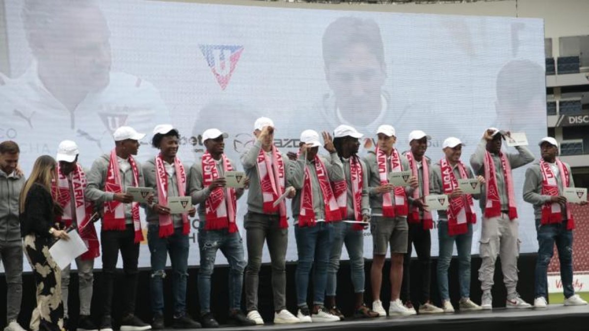 Los doce jugadores que llegaron a los albos recibieron el cariño de los hinchas de Liga de Quito.