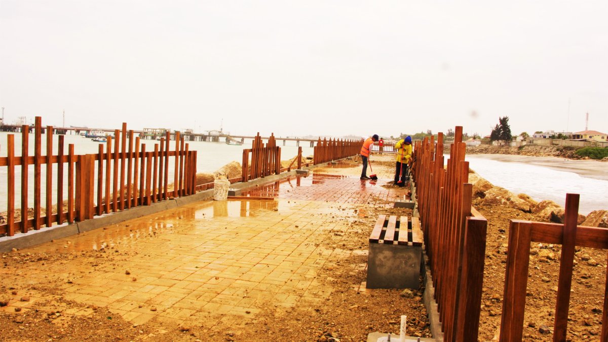 La Libertad. Solo en el primer día de aguaje, parte de la estructura del malecón de La Libertad que está ahora en regeneración se vio afectada. Algunos ladrillos se removieron