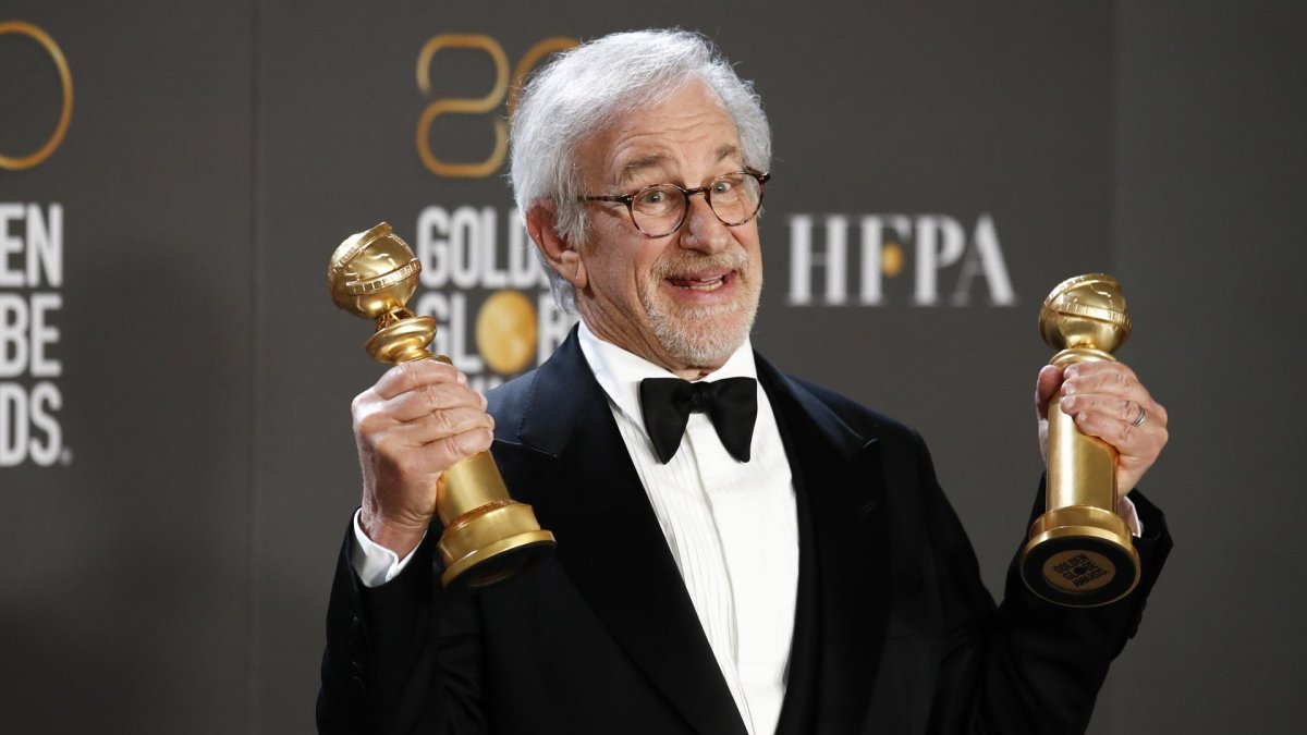 El director estadounidense Steven Spielberg posa con los premios a Mejor Director de Película y Mejor Película de Drama durante la 80ª entrega anual de los Globos de Oro, este 10 de enero de 2023.