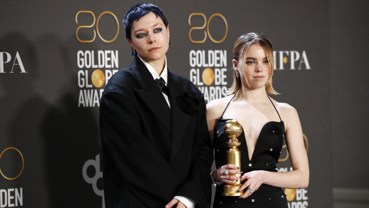 Las actrices estadounidenses Emma D'Arcy (i) y Milly Alcock (d), protagonistas de la serie 