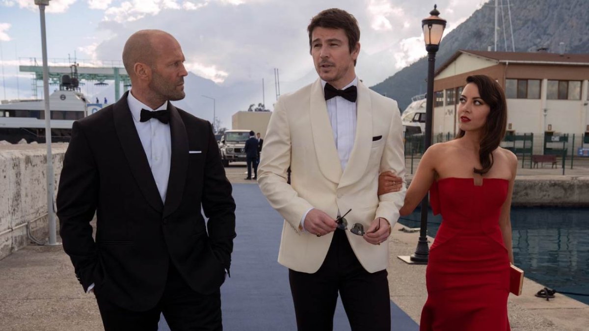 La cinta tiene muchas escenas que son una parodia de otras películas de acción.