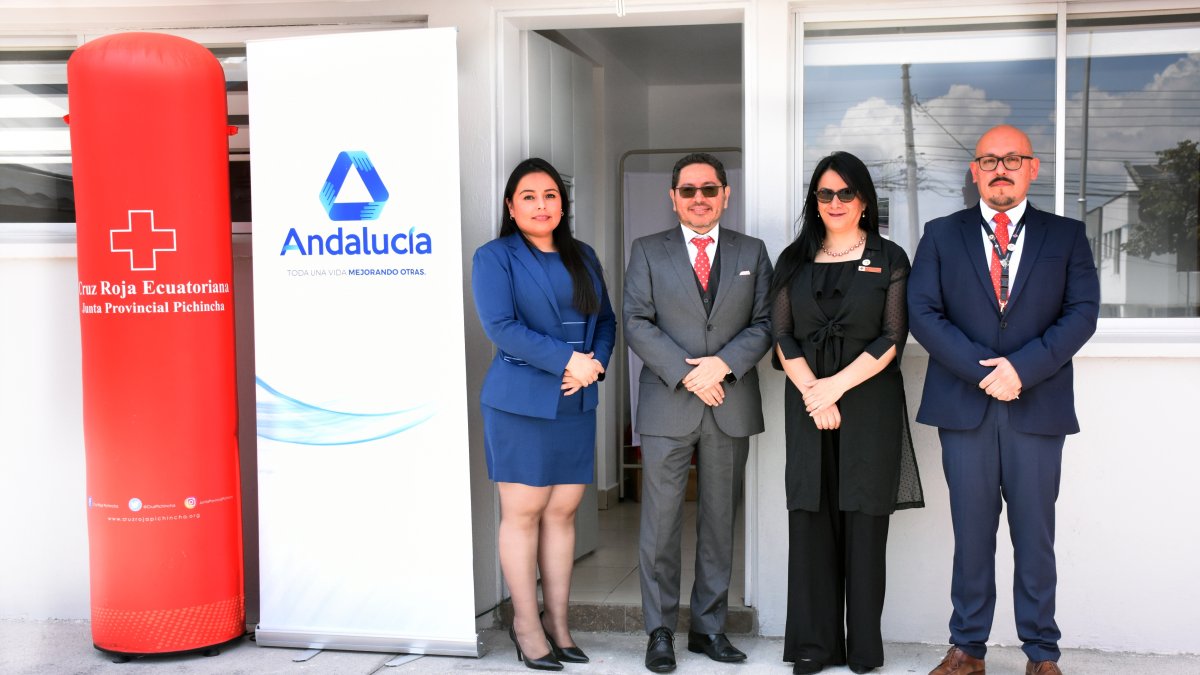 Andalucía apoya a instalar un punto de atención de salud con ambulancia.