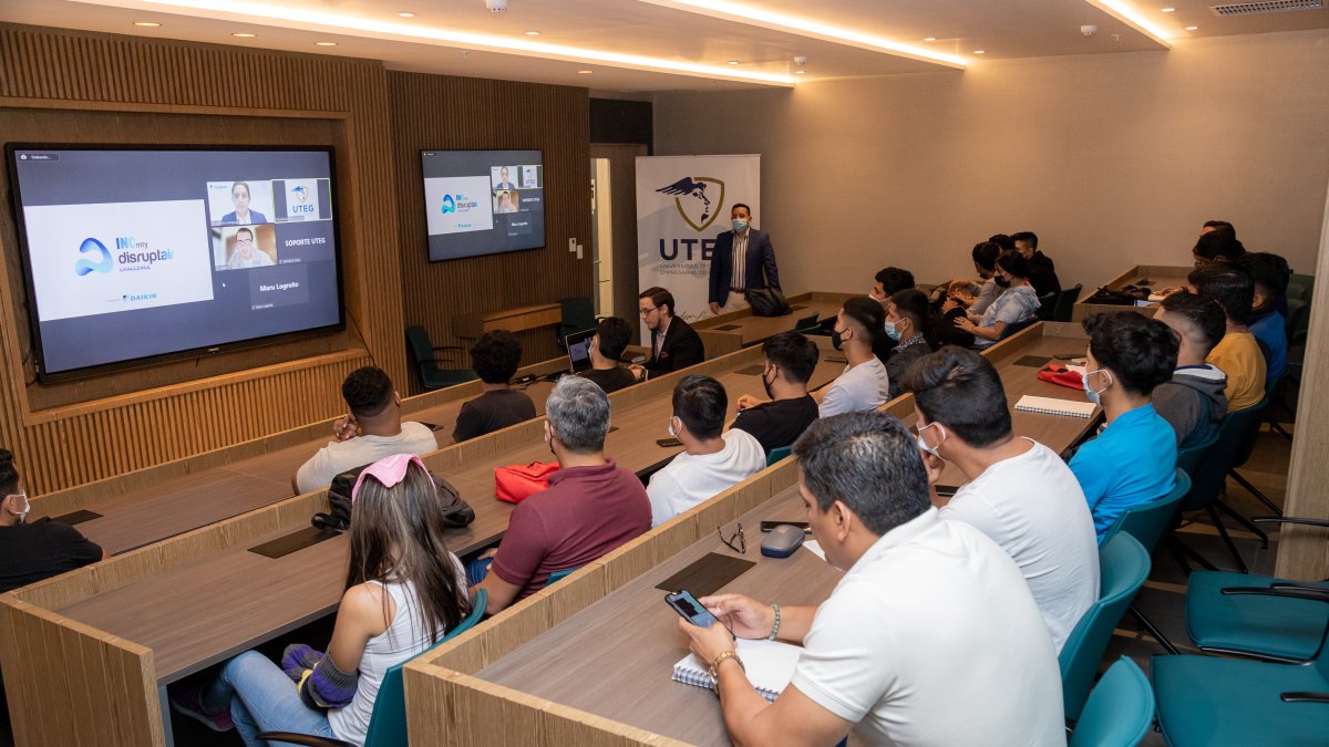 Jornada. Las conferencias virtuales se realizan los lunes.
