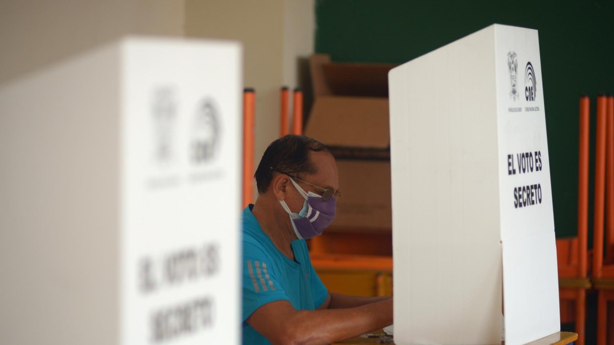 Un hombre vota en un centro electoral en Guayaquil (Ecuador), en una fotografía de archivo.