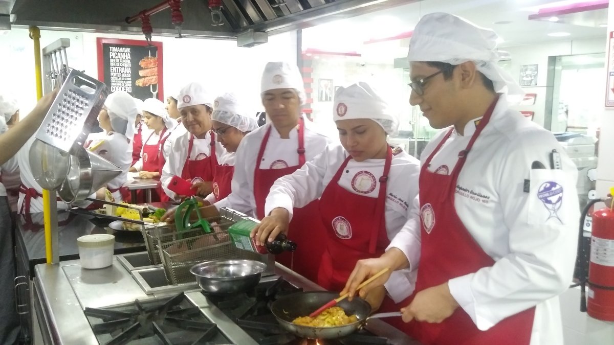 Gastronomía.- Alumnos en la Escuela Culinaria de Las Américas.