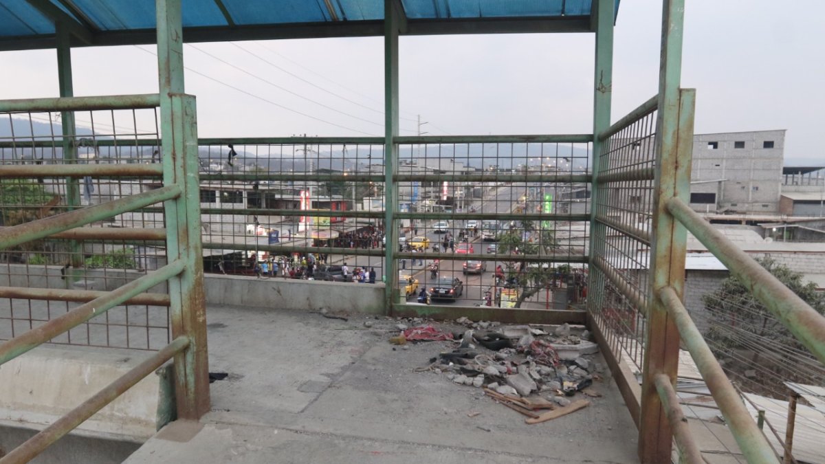 Un puente peatonal se vuelve un botadero de basura.