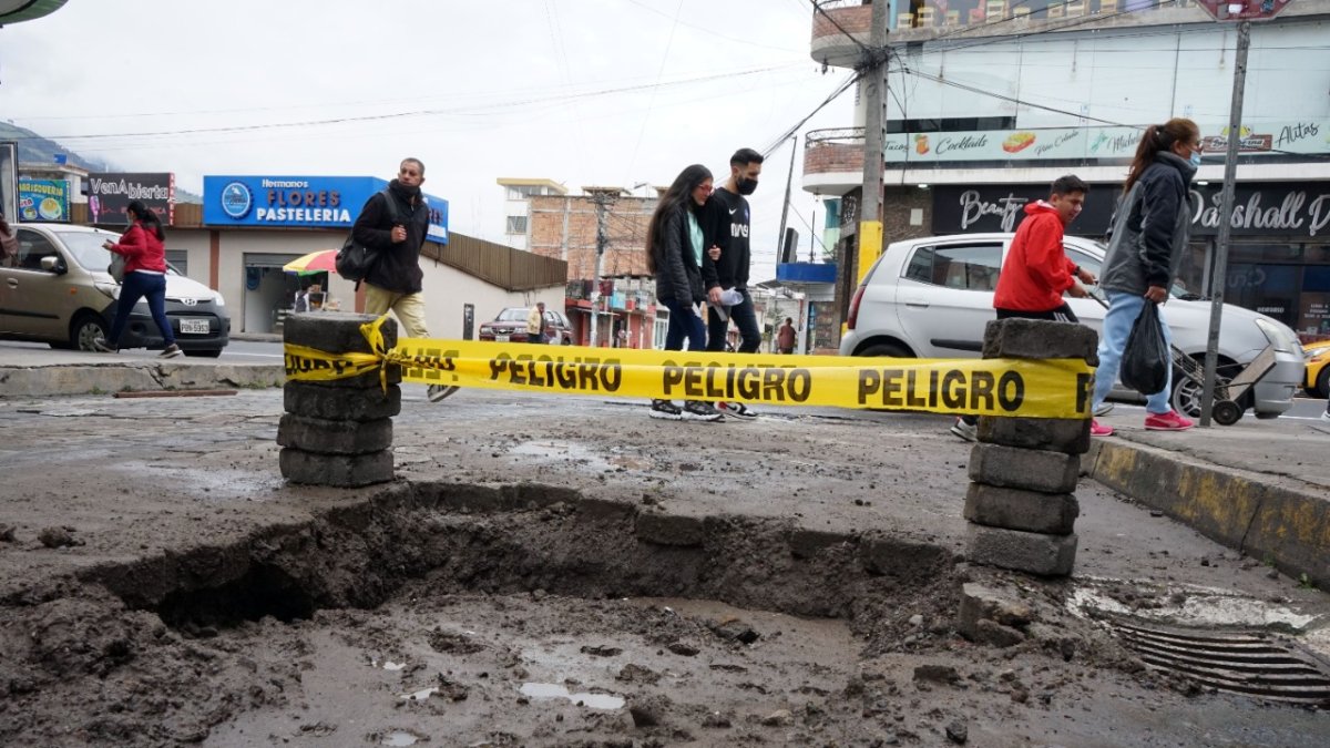 Después de solventar la rotura, la calle quedó sin ser arreglada y dificultando el tránsito.