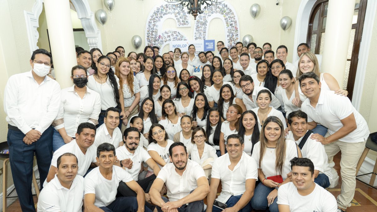 Empresa.- Un grupo de colaborados de Norlop.