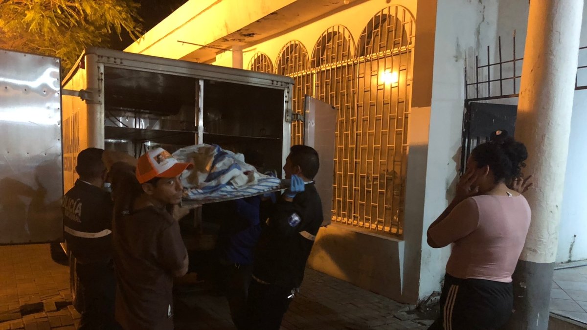 Urdaneta. El cuerpo de uno de los supuestos delincuentes es recogido.