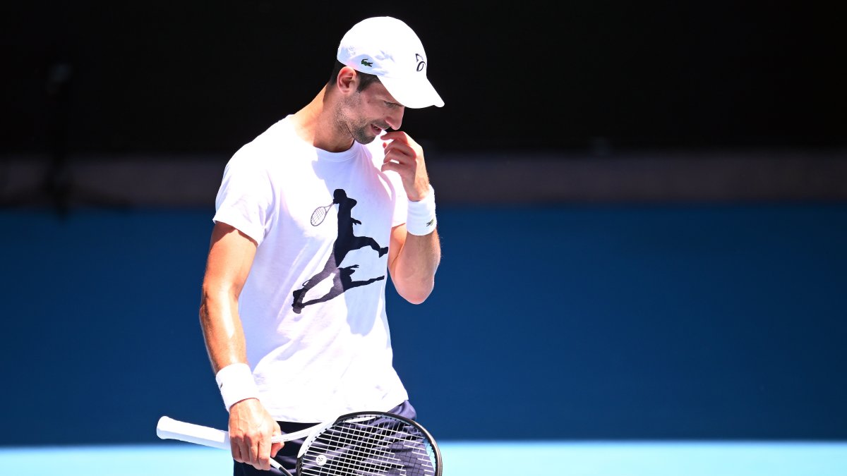 Novak apenas pudo cumplir con 36 de los 75 minutos de práctica previstos ante Medvedev en la Rod Laver Arena.