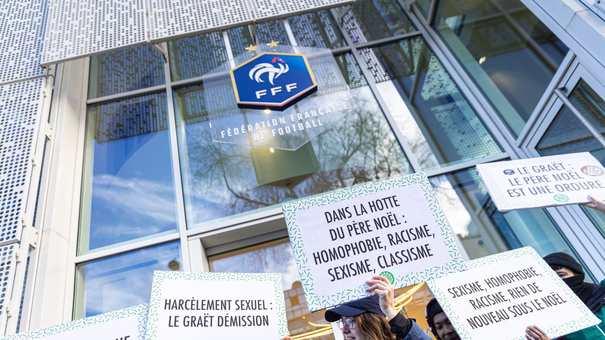 En las afueras de la Federación Francesa de Fútbol hubo protestas por parte de varias interesados en la salida de Noel Le Graet.