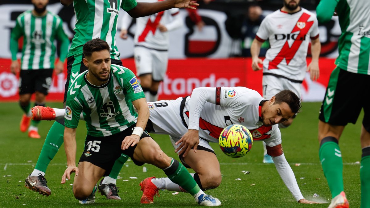 El defensa Álex Moreno seguirá su carrera en el fútbol de Inglaterra.
