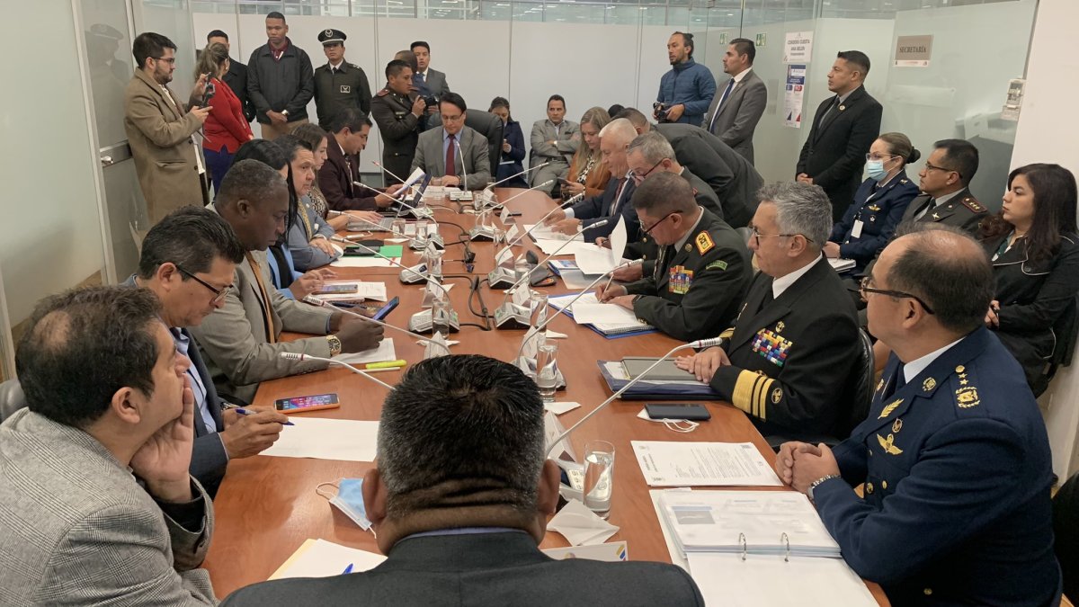 El ministro Luis Lara llegó acompañado por toda la cúpula de las Fuerzas Armadas.