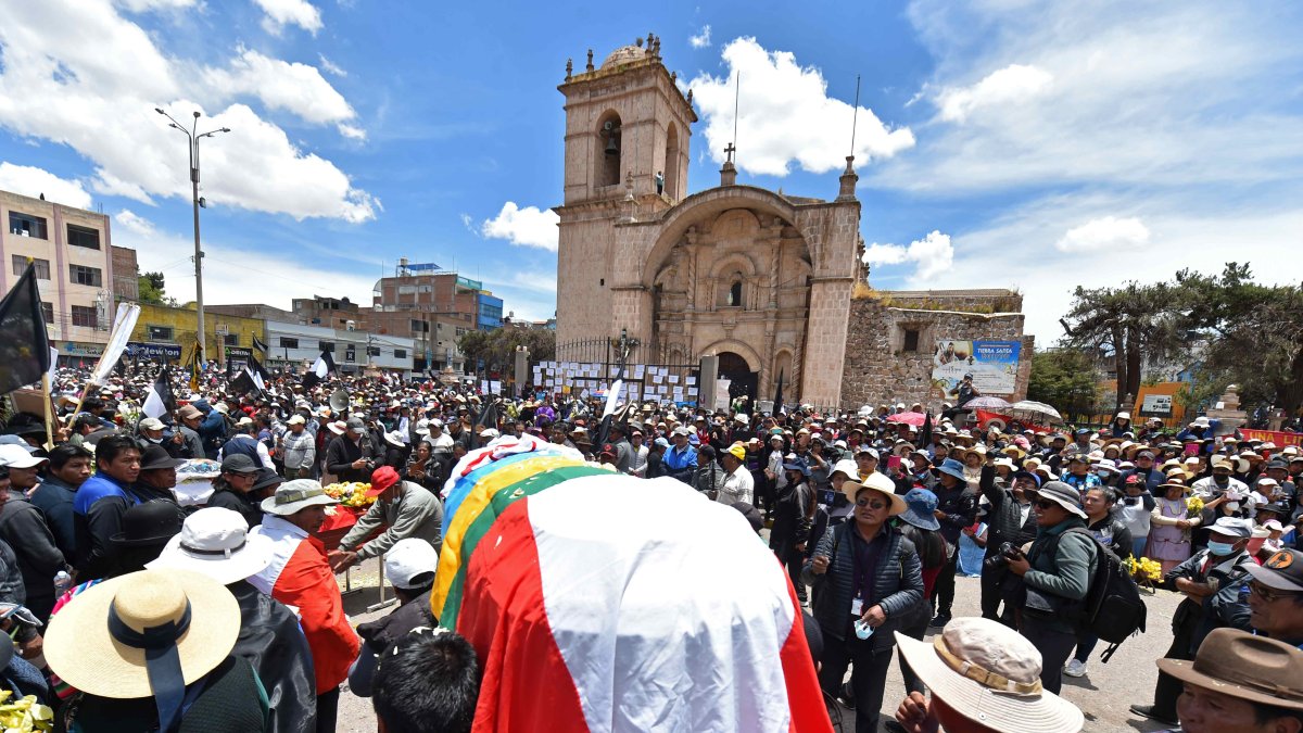 Decenas de personas asisten este miércoles 11 de enero a una gran misa para los fallecidos esta semana  en Perú. 