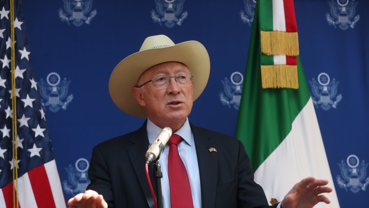 El embajador de Estados Unidos en México, Ken Salazar, habla durante una rueda de prensa hoy, en la Ciudad de México (México).