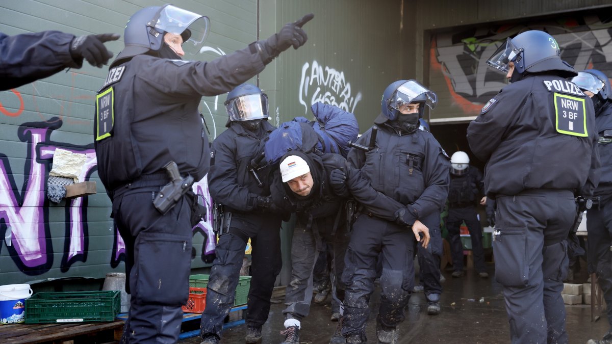 La policía trata de controlar a los manifestantes en el pueblo de Lützerath, al oeste de Alemania.
