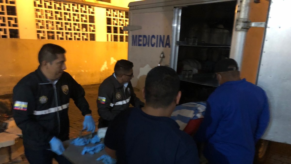 Aguas Verdes. Personal del área forense de la policía de Ecuador, recoge el cuerpo del asesinado.