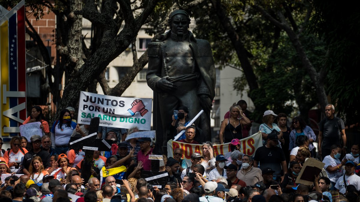 Un grupo de personas toma parte en una manifestación por mejoras salariales, hoy miércoles 11 de enero, en Caracas (Venezuela).