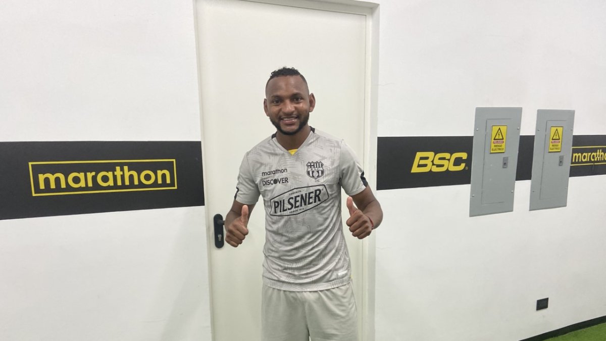 El centrocampista ecuatoriano de 29 años fue presentado en Barcelona y ya se puso la amarilla.