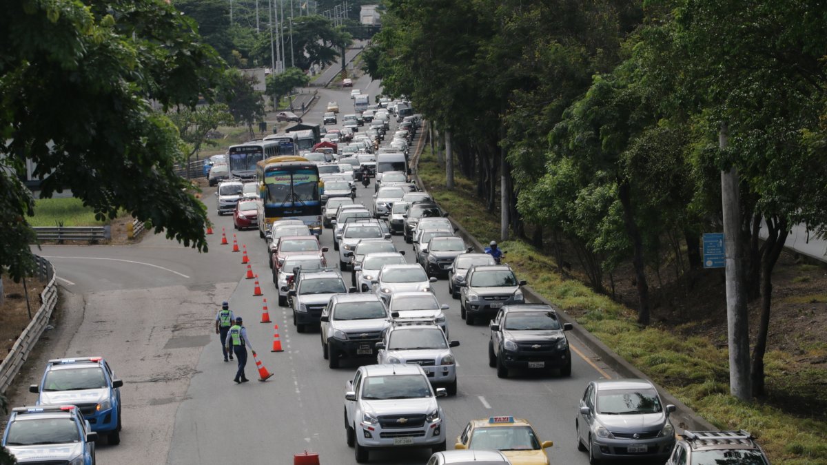Hecho. Frente al tráfico, la ciudadanía exige obras seguras para cruzar.