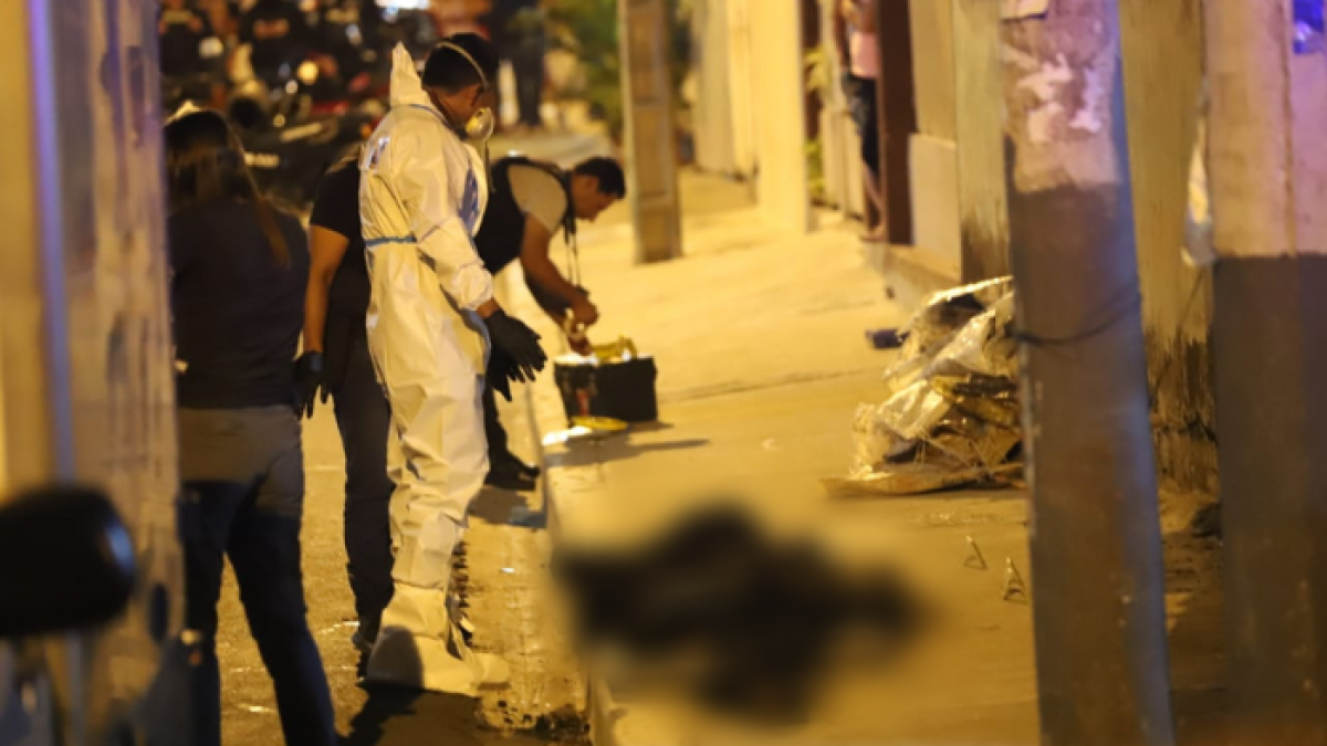 Agentes de la Policía llegaron hasta el lugar para realizar el levantamiento del cuerpo.