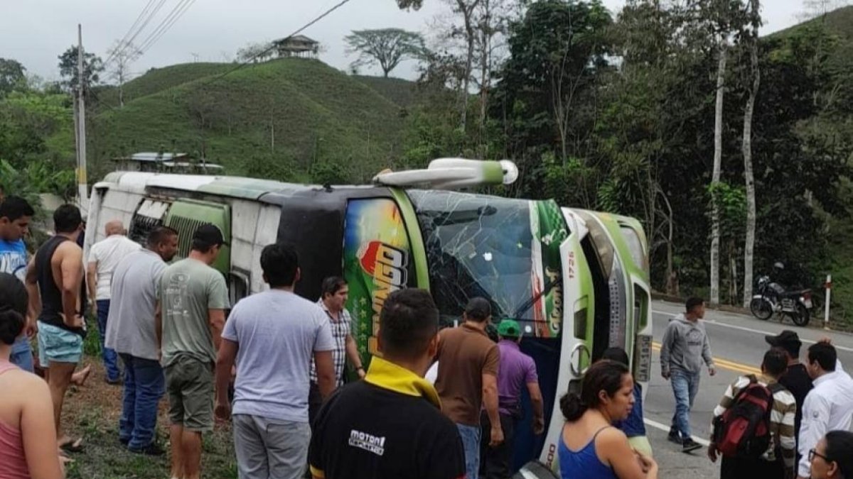 En diciembre, cinco adultos y un menor de edad fallecieron por el volcamiento de un bus en Manabí.