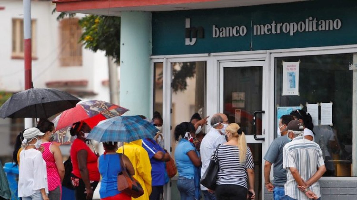 El Banco Central de Cuba fija límites al retiro de dinero para personas naturales.