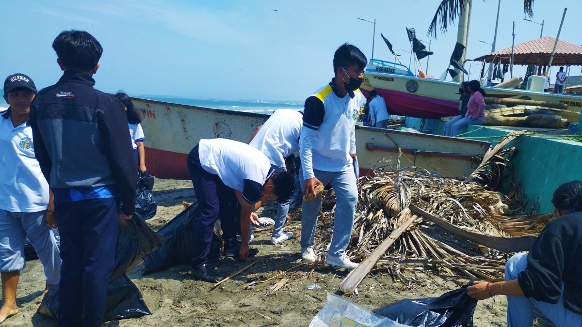 Acción. Los estudiantes se sumaron a la minga que se hizo en el cantón.