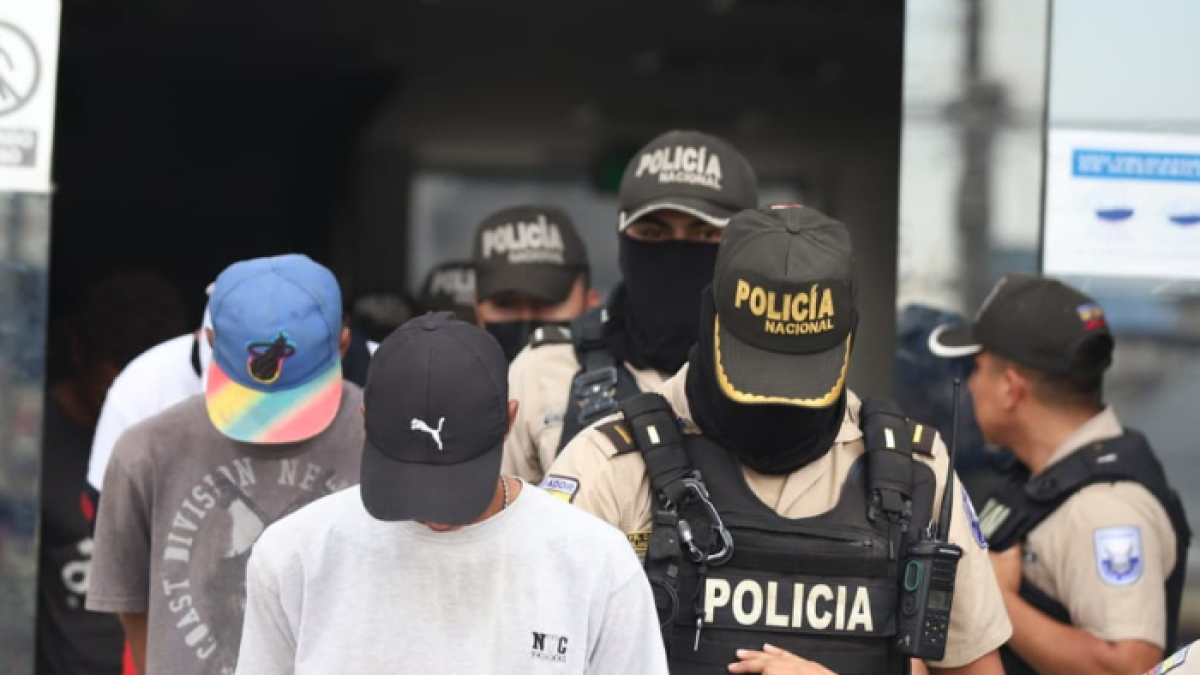 La Policía logró capturarlos dentro de una casa abandonada.