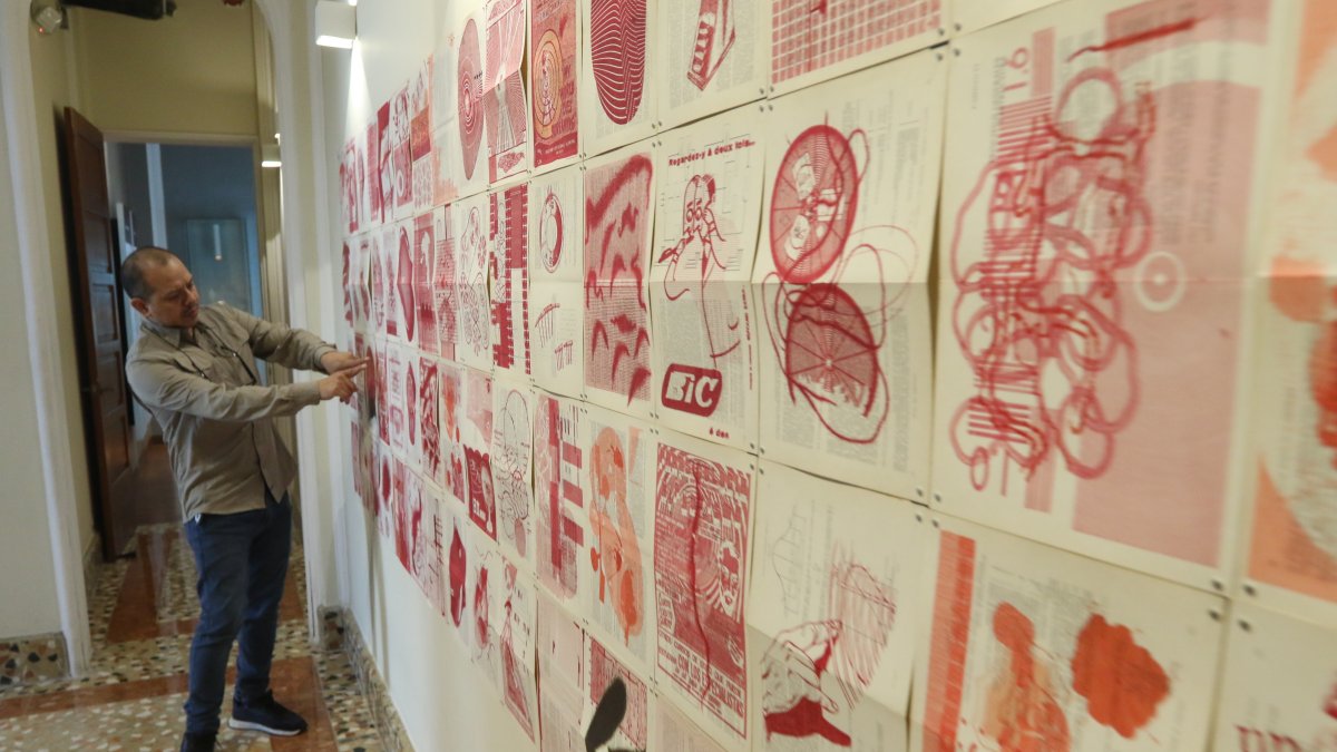 Itinerario. Ilich Castillo narra ante su obra ‘Autohistoria con ventilador’, lo que implicó el proceso creativo.