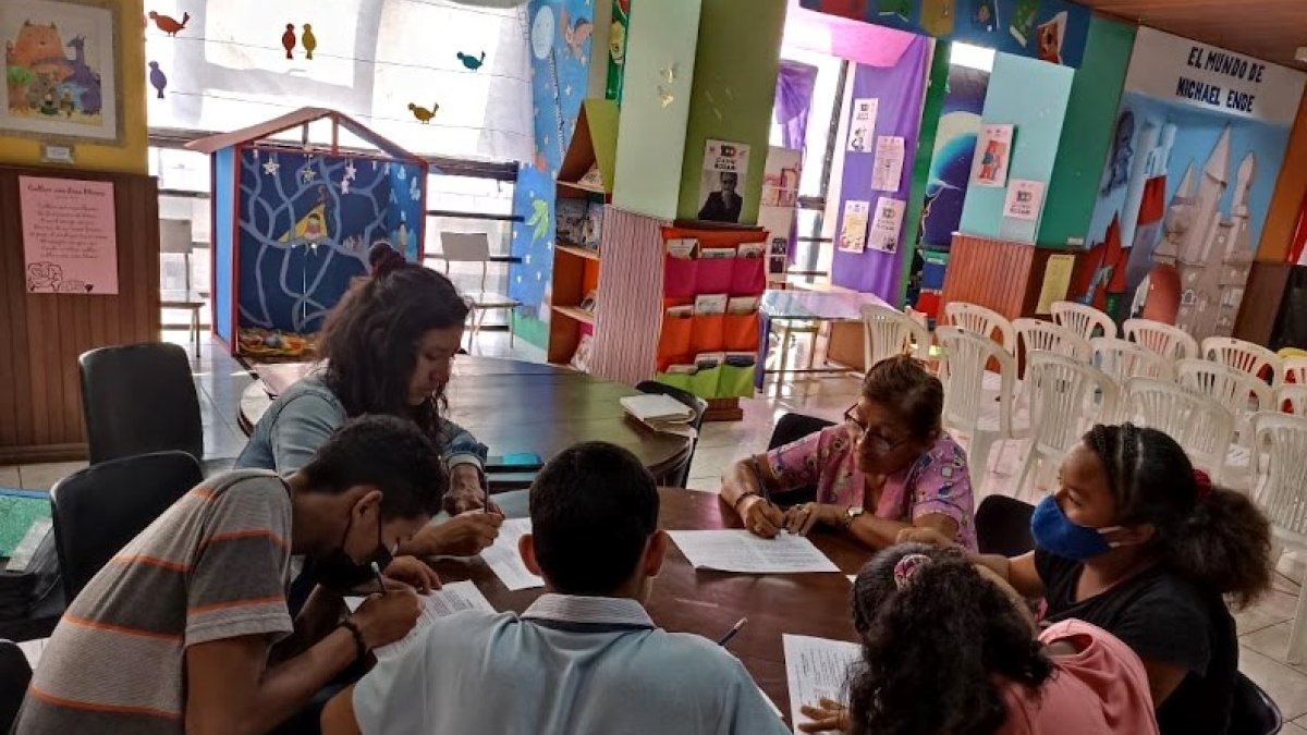 Actividad. Un grupo de jóvenes asisten a una de los talleres en las salas del núcleo del Guayas de la Casa de la Cultura Ecuatoriana.