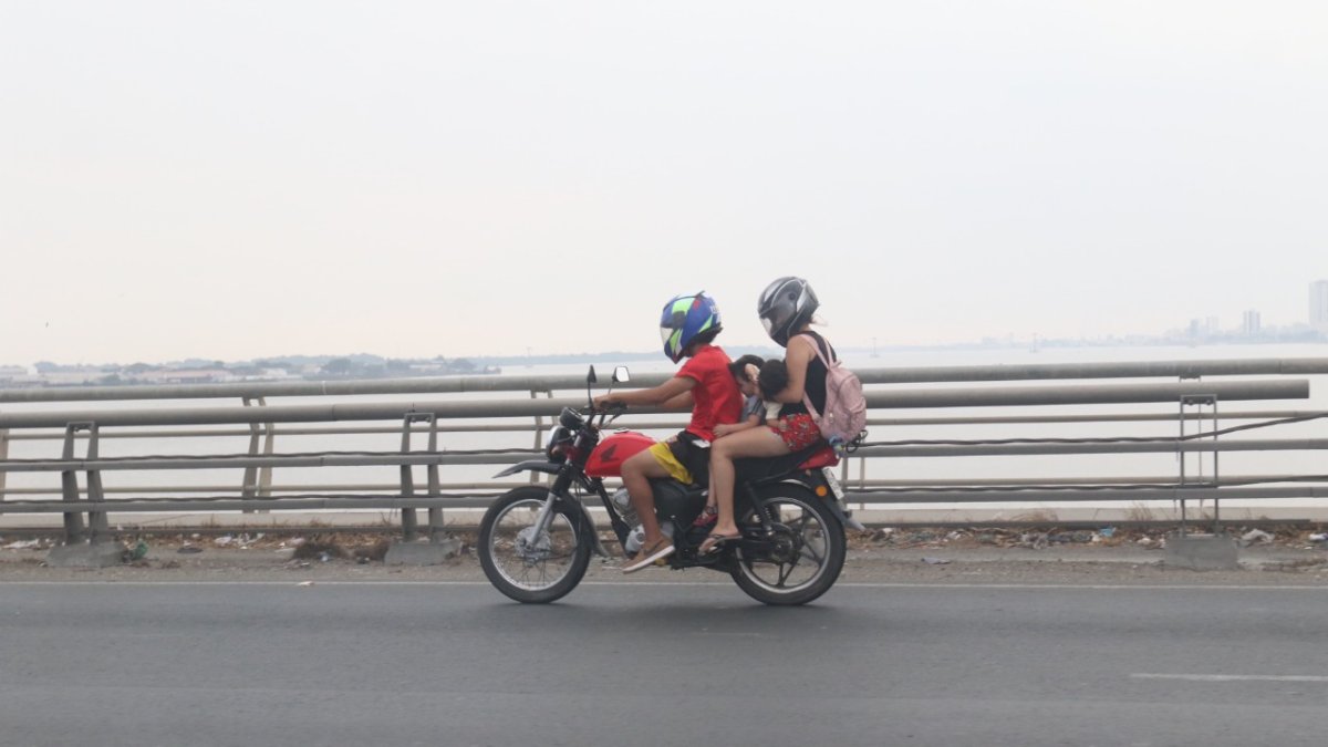 En ocasiones van hasta cuatro personas en una misma moto.