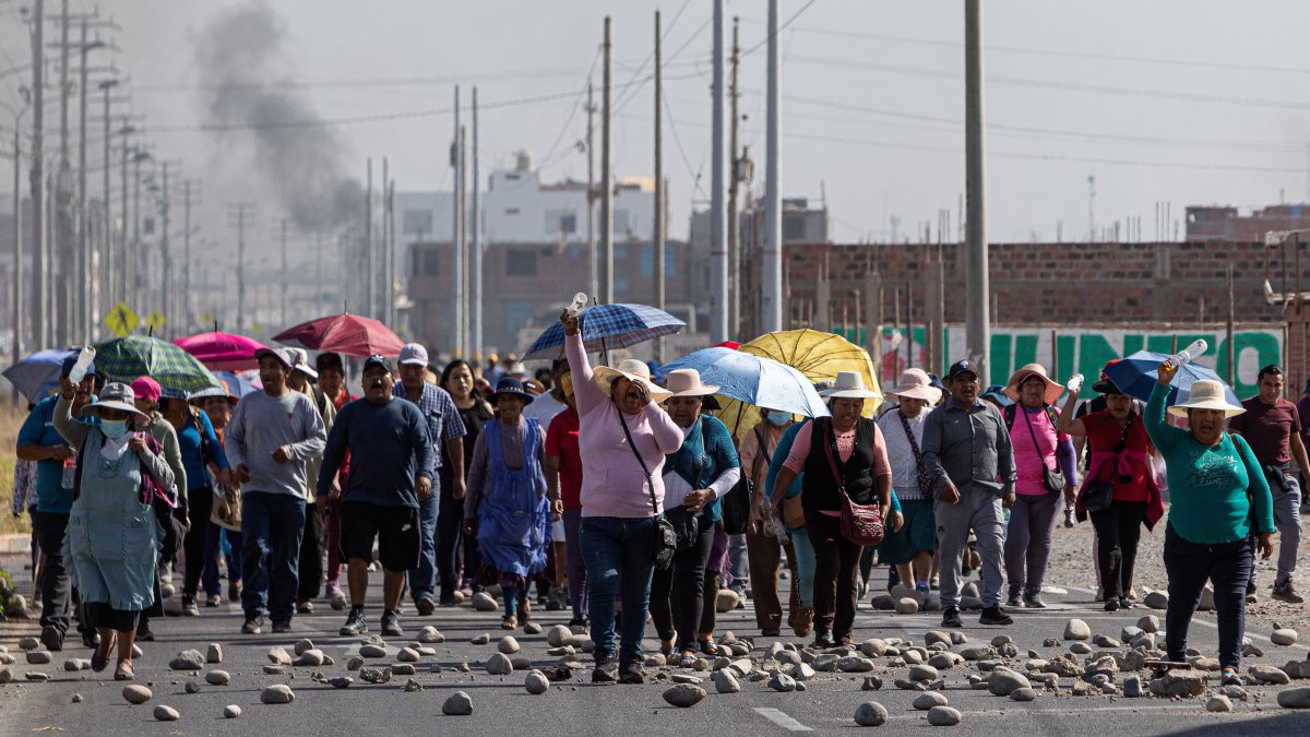 Un grupo de personas protestan en la ciudad de Tacna, tras la caída del presidente Pedro Castillo (Perú).