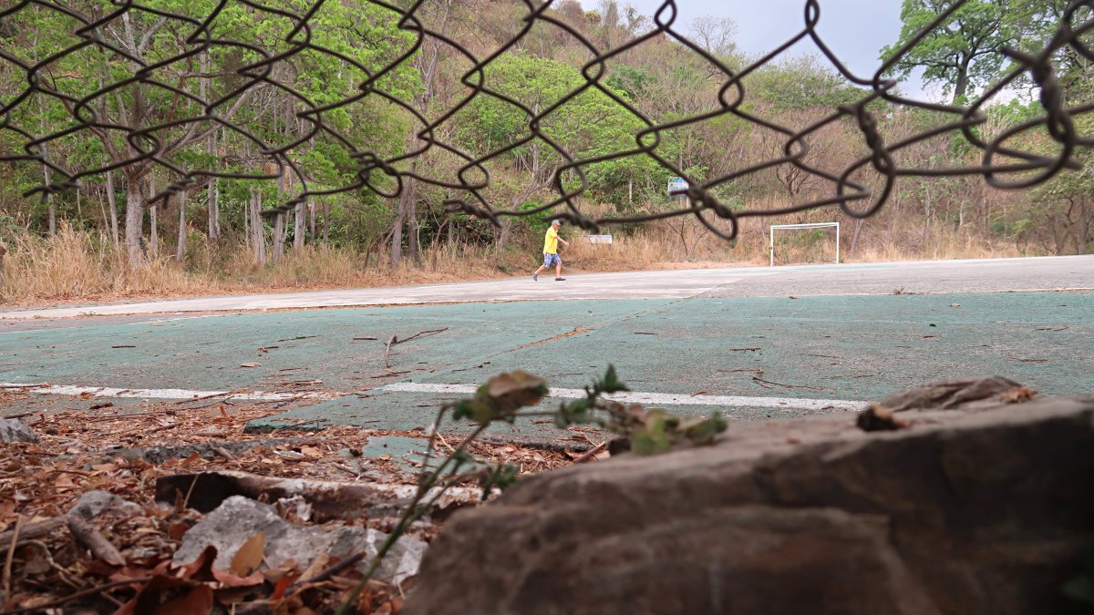 Las canchas. No cuentan con las condiciones mínimas para ser utilizadas por los residentes. Los dos arcos de fútbol, por ejemplo, están rotos como se observa en la imagen.