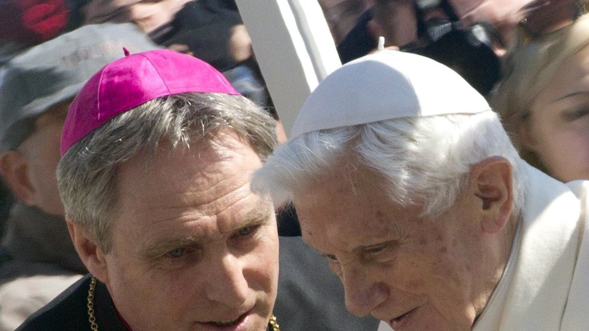 Imagen de archivo de Georg Gänswein (izq), secretario y leal colaborador del papa Benedicto XVI hasta su muerte el pasado 31 de diciembre.