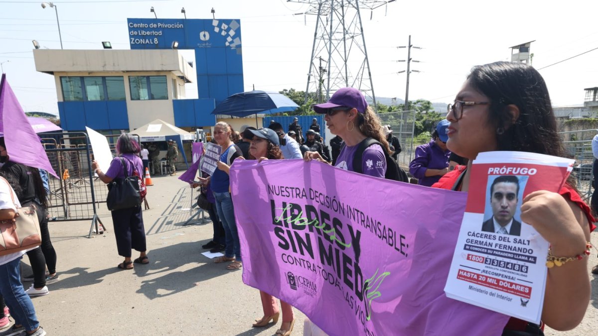 En los alrededores de la cárcel regional, la madre de María Belén Bernal y simpatizantes permanecieron durante la audiencia.
