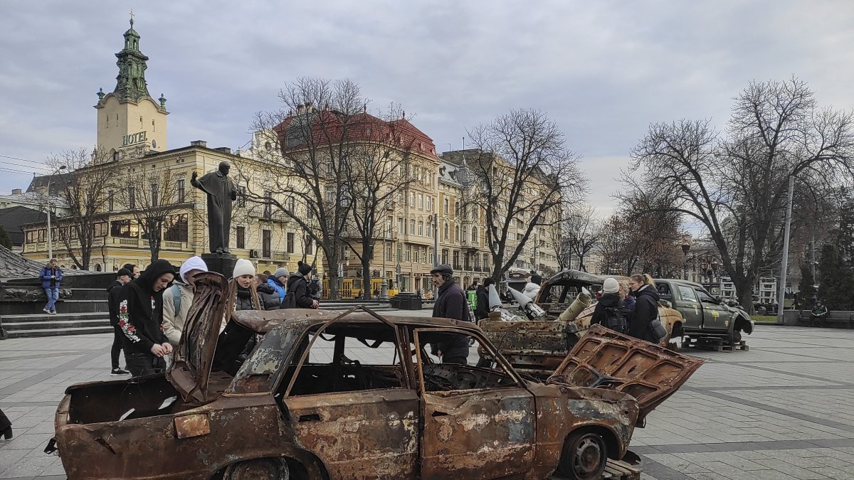 Coches en una plaza de Leópolis. Voluntarios civiles se apresuran a conseguir miles de carros en el extranjero para los soldados ucranianos   / EFE