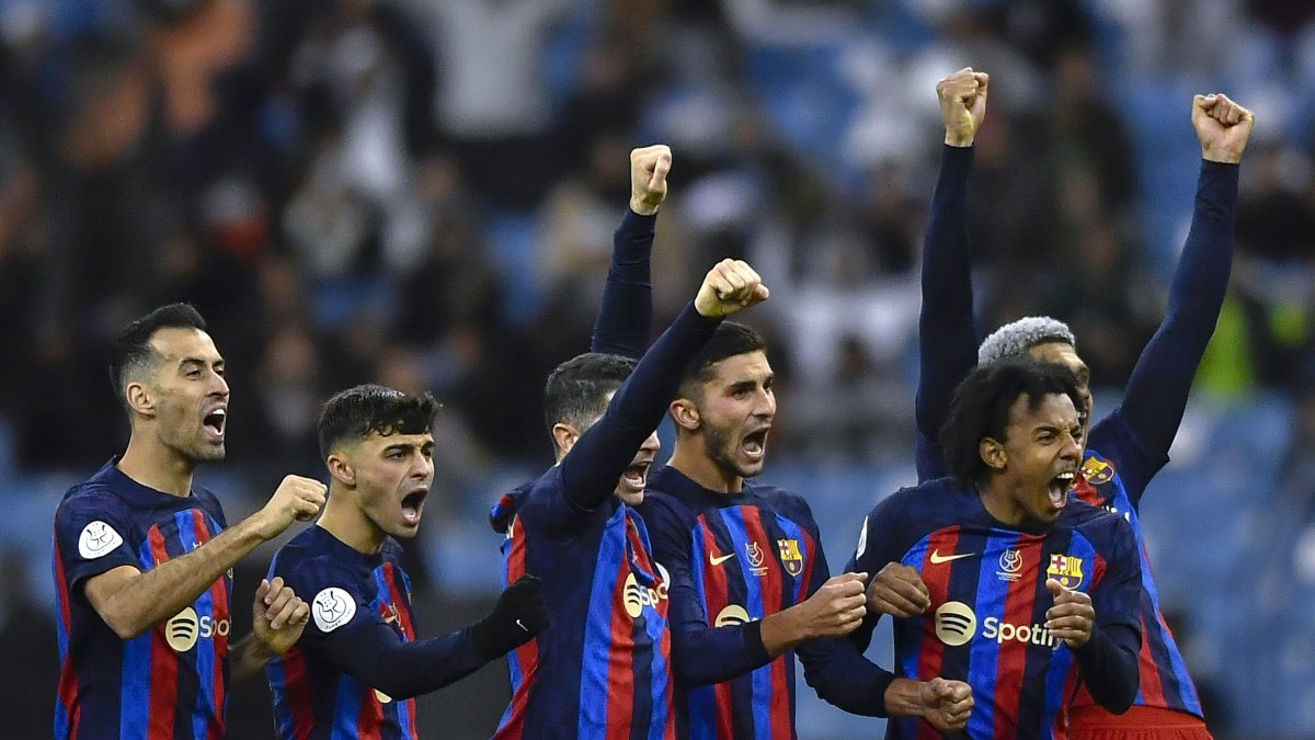 Los jugadores del FC. Barcelona celebran durante la tanda de penales.