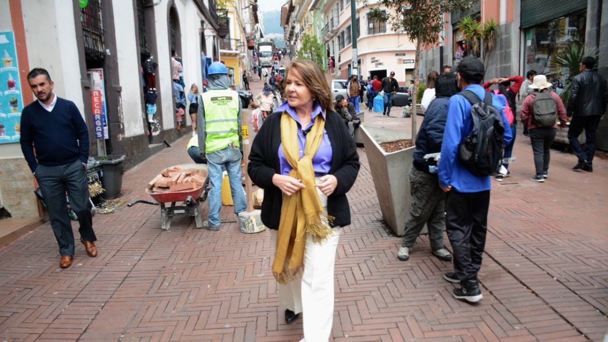 Nació en Ancón, Santa Elena, tiene 58 años de edad y desde los tres vive en Quito; es licenciada en Sociología y Ciencias Políticas.