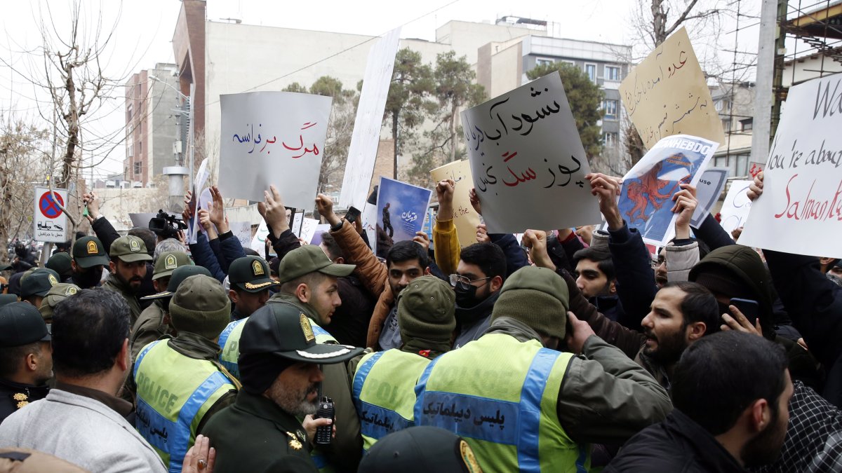 La policía interviene mientras la gente protesta frente a la embajada francesa en Teherán, Irán, el 11 de enero de 2023 2023.