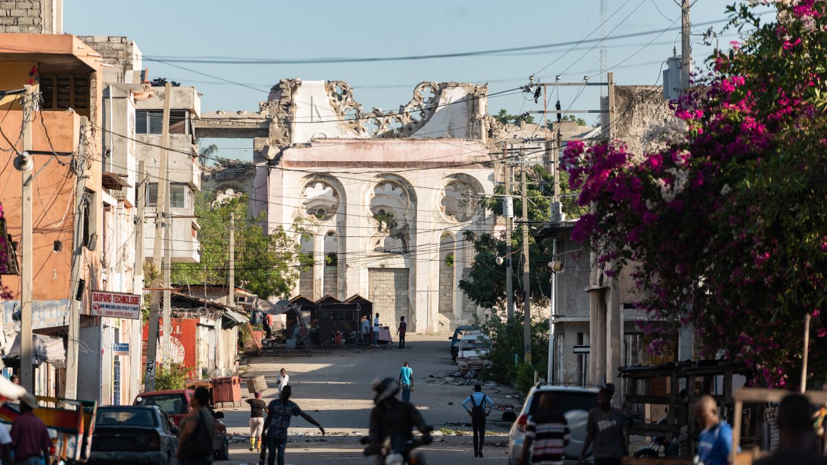 Fotografía que muestra parte de los restos de la catedral hoy, en Puerto Príncipe (Haití).