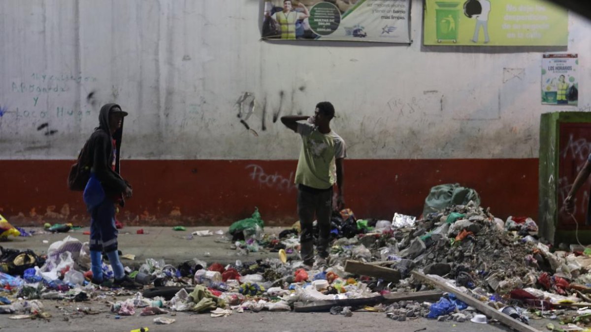 En las noches, personas hurgan entre las fundas de basura y desechos en busca de algo valioso