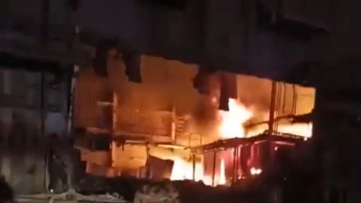 Escenario. La embarcación se encontraba anclada en el muelle Las Esclusas. Bomberos Guayaquil controló el flagelo