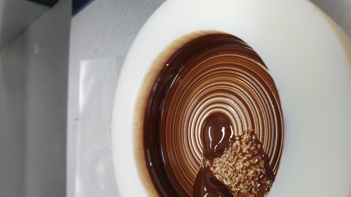 Imagen de microscopio de chocolate negro fundido. Imagen: Siavash Soltanahmadi/Escuela de Ciencias de la Alimentación y Nutrición de Leeds (Reino Unido).