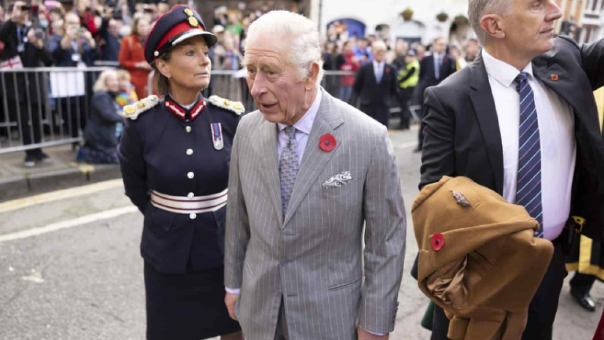 El rey Carlos III luego de que un huevo fuera arrojado por un joven en dirección a él, en una ceremonia Micklegate Bar, en York.